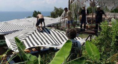 Polisten kaçarken şemsiye tentesinin yırtılmasıyla yakalandı