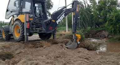 Sağanak nedeniyle dereler taştı: Ev ve çiftlikleri su bastı