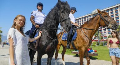 Sahilde atlı devriye