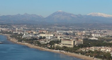 ‘Seyahatsever’ gençler Antalya'yı keşfediyor