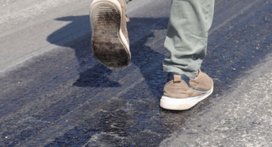 Sıcak hava nedeniyle asfalt eridi