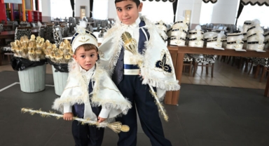 Sünnet çocuklarına kıyafetleri dağıtılıyor