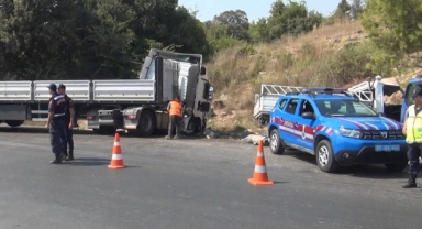 TIR ile kamyonet çarpıştı: 2 ölü, 1 yaralı