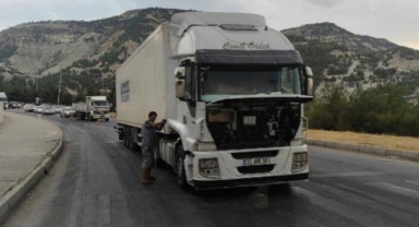 TIR'ın aküsü patladı, ulaşım aksadı