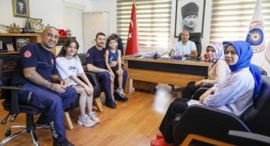 Tükürüğüyle sevdiklerine can verdi 