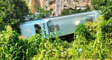 Tur otobüsü, evin bahçesine devrildi: 24 yaralı