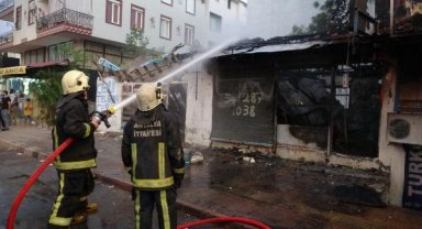 Yangın 2 dükkanı küle çevirdi
