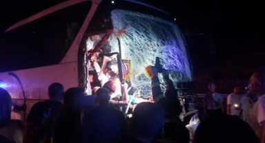 Yolcu otobüsü, TIR'a çarptı: 15 yaralı