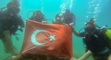 Su altında bayrak açıldı