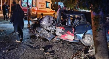 2 otomobil kafa kafaya çarpıştı: 1 ölü,1 yaralı