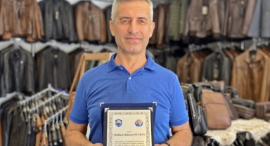 42 yıllık dericiye gururlandıran plaket