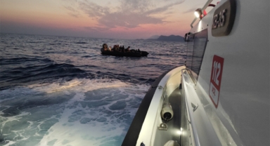 61 göçmen kurtarılırken 40 göçmen de yakalandı