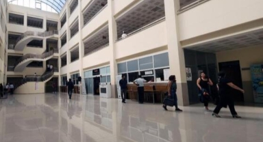 Adliyenin katından atlayan Afgan, ağır yaralandı