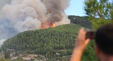 Alanya'da çıkan orman yangınına müdahale sürüyor