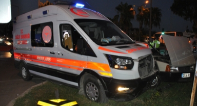 Ambulans ve otomobil çarpıştı: 4 yaralı