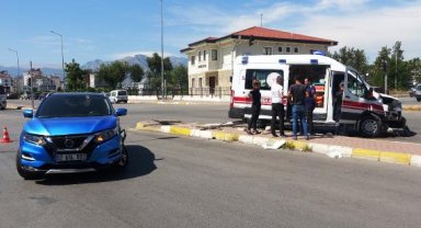 Ambulansla cip çarpıştı, şoför yaralı