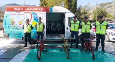 Mobil eğitim aracı Antalya'da