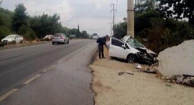 Beton direğe çarpan otomobilin sürücüsü öldü