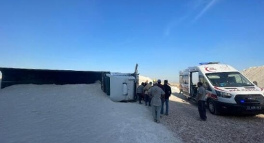 Çakıl yüklenen Tır devrildi, sürücüsü yaralandı