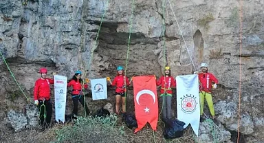 Dağcılar falezlerde temizlik yaptı 