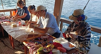 Deniz üstünde sanat çalıştayı