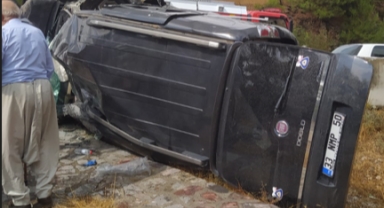 Devrilen hafif ticari araçtaki 5 kişi yaralandı