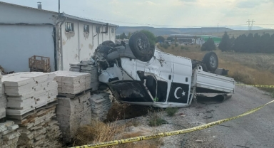 Devrilen kamyonetin sürücüsü öldü