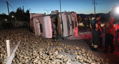 Devrilen pancar yüklü tırın sürücüsü ağır yaralandı