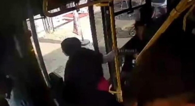 Dolmuşta açık kapı dehşeti! Kız çocuğu ölümden döndü
