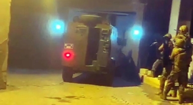 Film sahnesi gibi anlar! Polis, suç örgütüne ait eve zırhlı araçla girdi