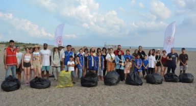 Gençlerden sahilde çöp toplama etkinliği