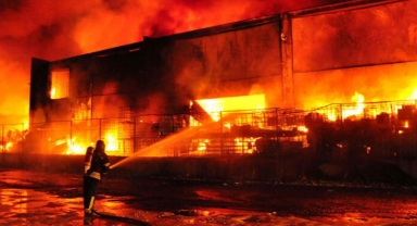 Geri dönüşüm tesisinde yangın