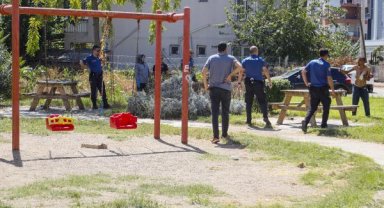 'Git buradan' deyince kendini salıncağa bağladı