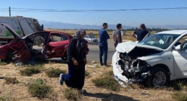 İki otomobil çarpıştı