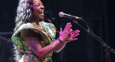 İspanyol şarkıcı Buika büyüledi 