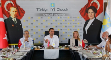 İYİ Parti basınla buluştu  