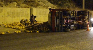 Kavun yüklü kamyonet çekicinin üzerinden düştü