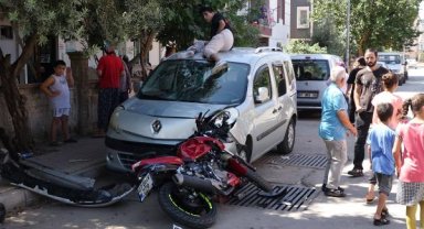 Kaza sırasında tavanına uçtuğu aracın üzerinde müdahale etti