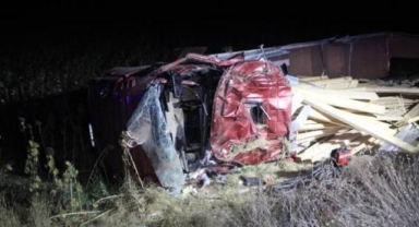 Kereste yüklü tır devrildi: 1 ölü