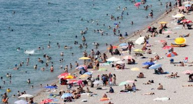 Konyaaltı Sahili'ne akın ettiler