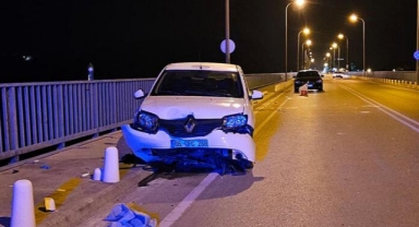 Köprüde balık tutanlara çarptı