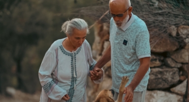 Köyde Alzheimer hastası eşine hayatını adadı