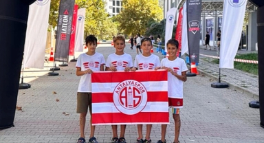 Küçük akrepler madalyaya koştu