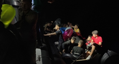 Lastik bottaki göçmenler kurtarıldı