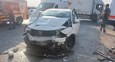 Minibüs ile otomobil çarpıştı, 14 kişi yaralandı