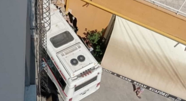 Minibüs kuaför dükkanına çarptı
