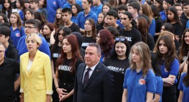 Böcek, yeni eğitim öğretim yılını öğrencilerle karşıladı