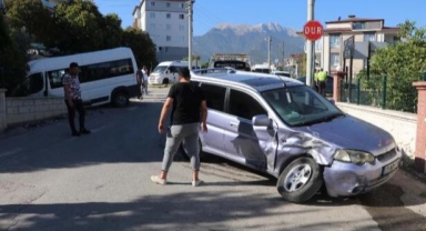 Okul servisiyle ile otomobil çarpıştı: Yaralılar var