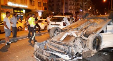 Önce yayaya sonra elektrik trafosuna çarpıp takla attı