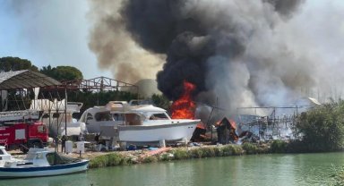 Ormanda çıkan yangın, teknelere sıçradı